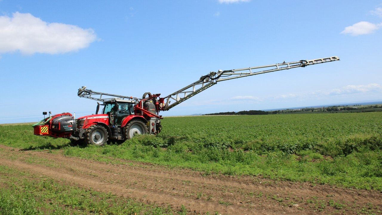 Traktor penyemprot di ladang pertanian