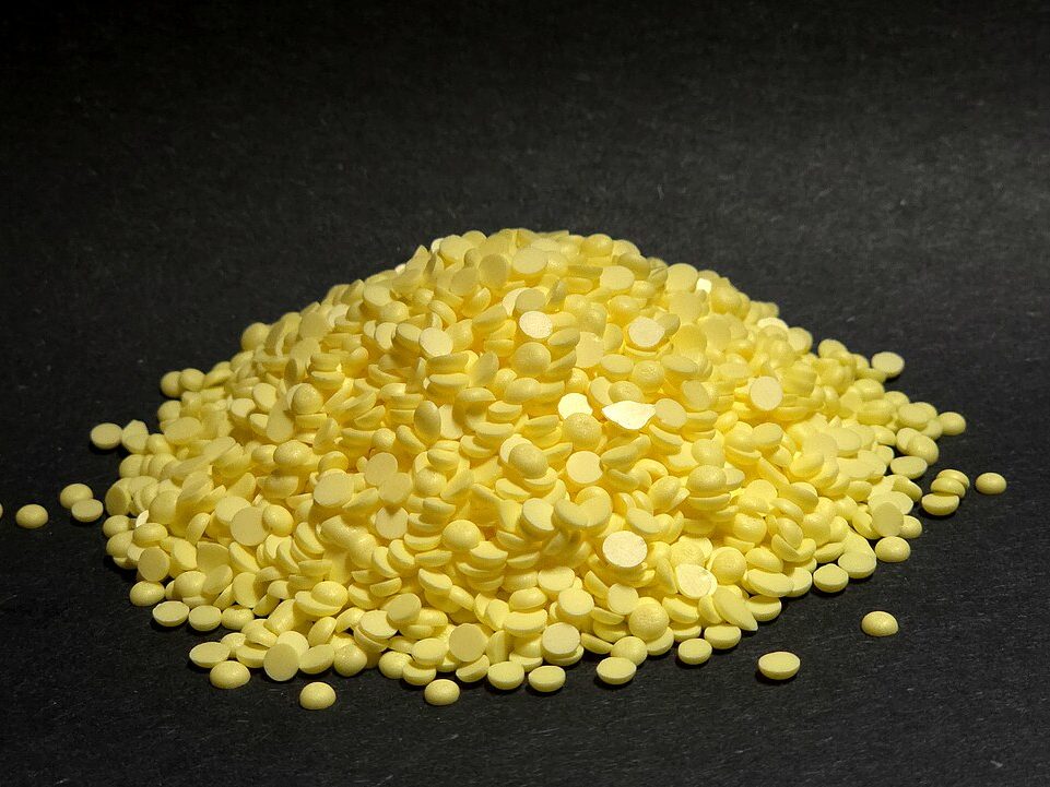 Butiran sulfur padat berwarna kuning