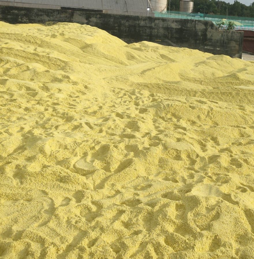 Tumpukan sulfur curah di area pelabuhan Kuala Langsa, Aceh